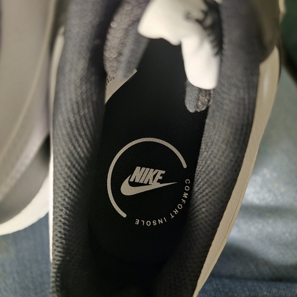 Nike Men's Black and White Sneakers - Picture 15 of 16